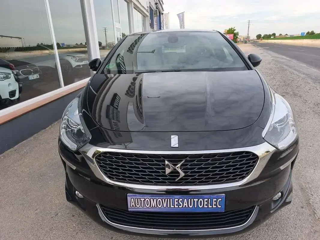 Usado Citroën DS5 120 CV (88 kW) 2016 Negro Utilitario