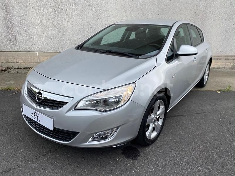Gris / plata Usado 2011 Opel Astra Enjoy Berlina | 5750 € (Precio justo) - Imagen 1/4