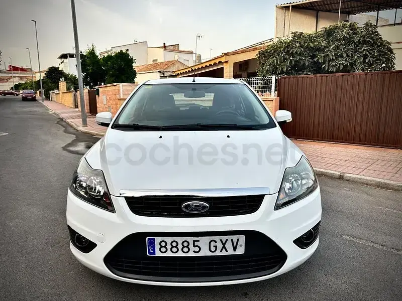 Usado Ford Focus Trend 109 CV (80 kW) 2010 Blanco Berlina