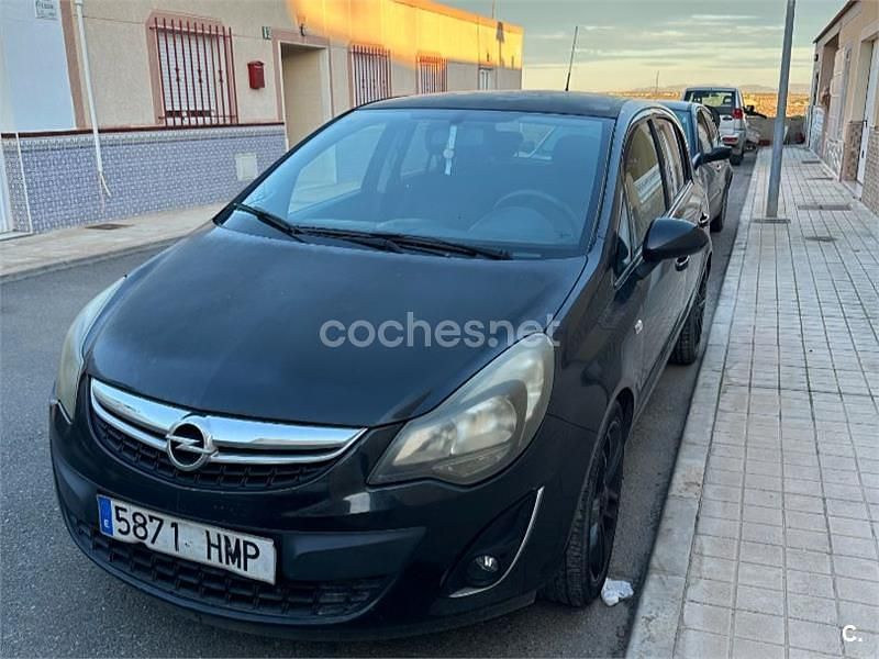 Usado Opel Corsa Color Edition 95 CV (69 kW) 2012 Negro Utilitario