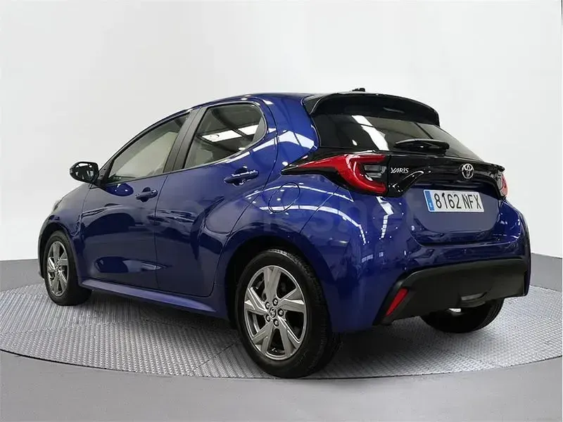 Usado Toyota Yaris Hybrid Active 116 CV (85 kW) 2025 Azul Berlina