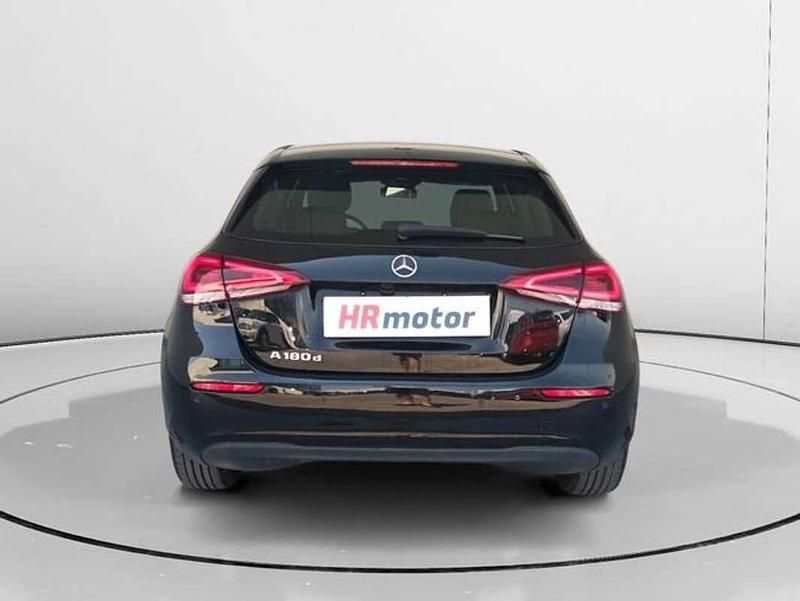 Usado Mercedes A180 109 CV (80 kW) 2021 Negro Utilitario