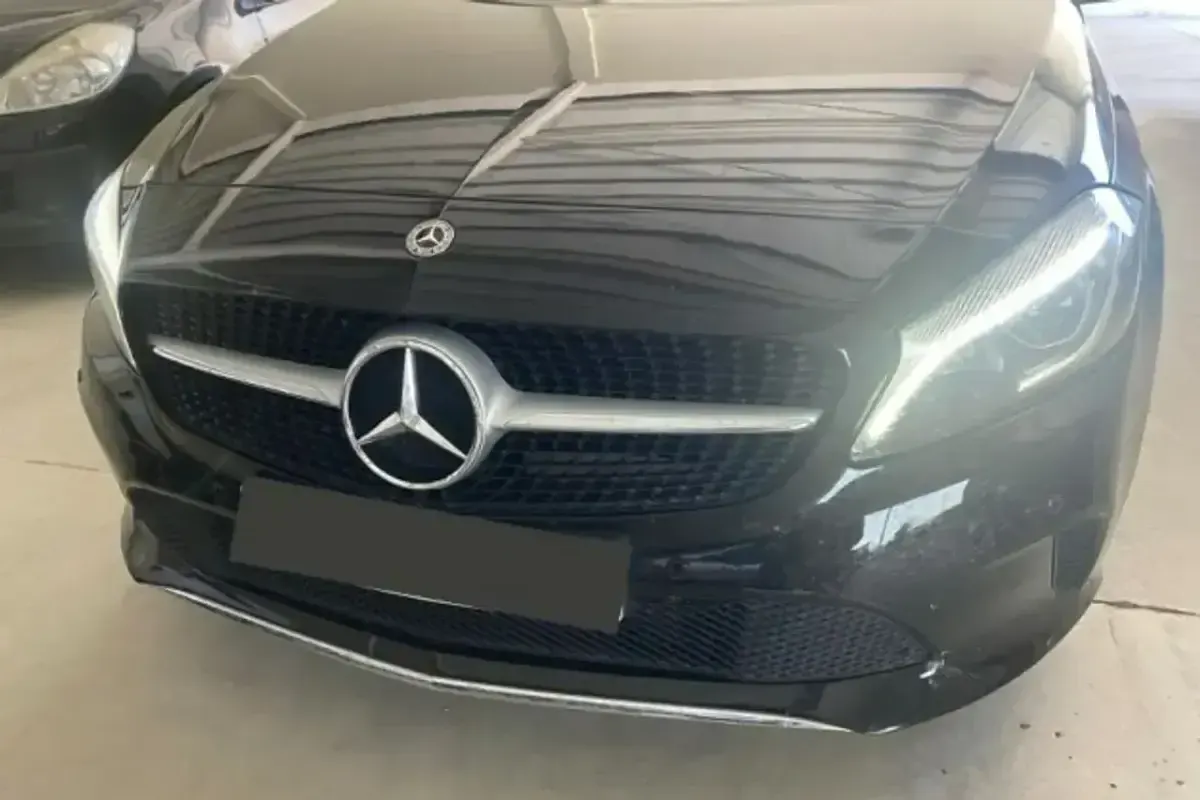 Usado Mercedes A180 122 CV (89 kW) 2018 Negro Berlina