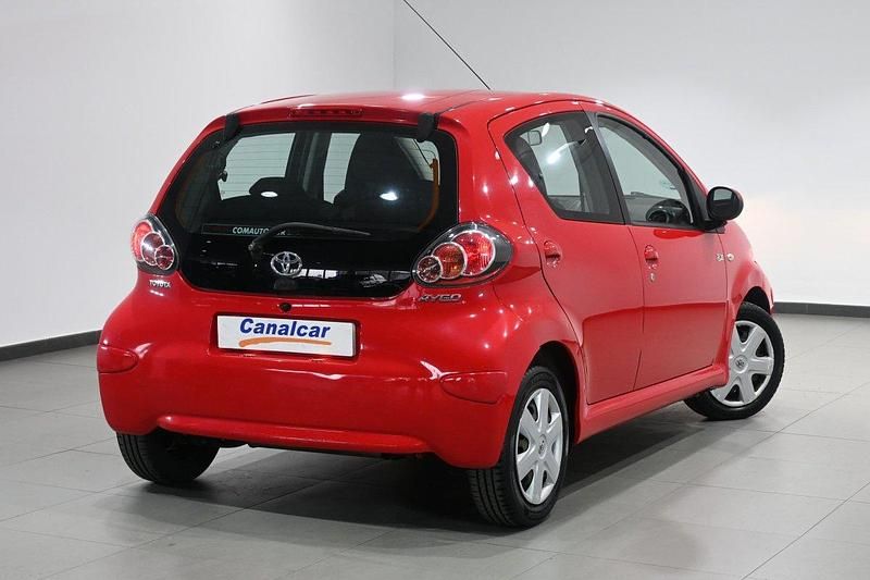 Usado Toyota Aygo 68 CV (50 kW) 2010 Rojo Utilitario