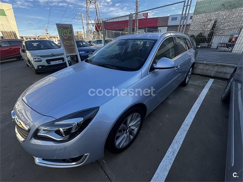 Usado Opel Insignia Selective 136 CV (100 kW) 2017 Gris / plata Familiar