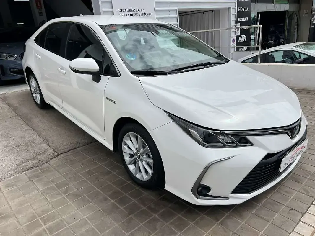 Usado Toyota Corolla Style 122 CV (89 kW) 2021 Blanco Berlina
