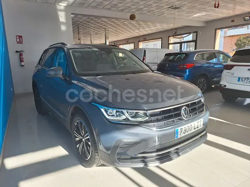 Usado VW Tiguan Life 150 CV (110 kW) 2022 Gris / plata SUV