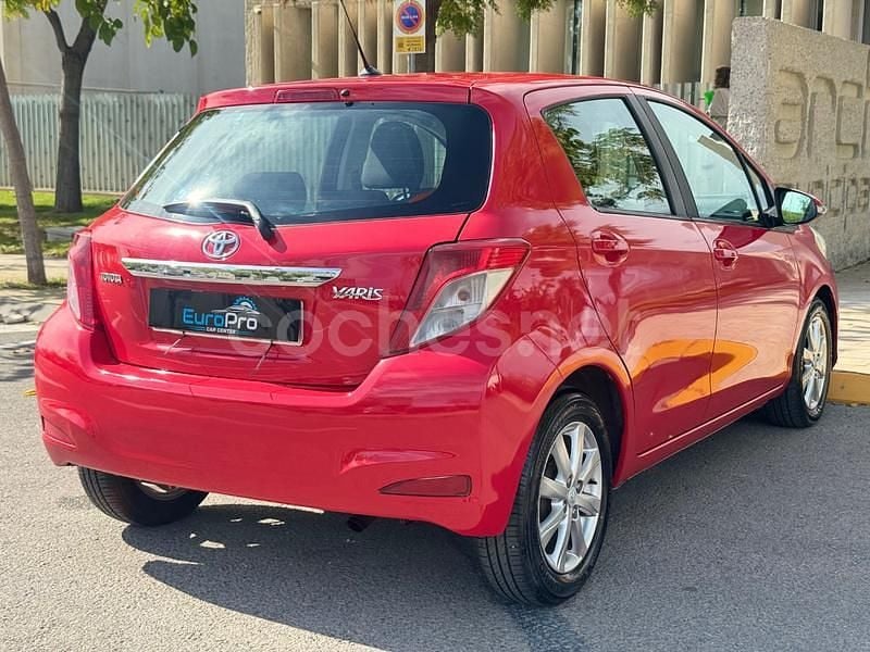 Usado Toyota Yaris Active 90 CV (66 kW) 2012 Rojo Berlina