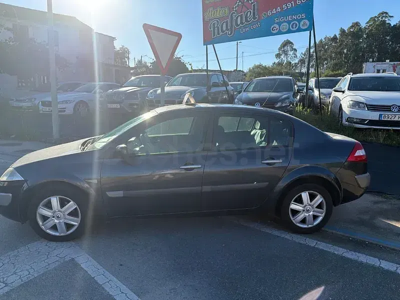Usado Renault Mégane Authentique 115 CV (84 kW) 2005 Gris / plata Berlina