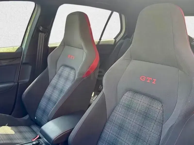 Usado VW Golf VIII GTI 245 CV (180 kW) 2024 Blanco Berlina