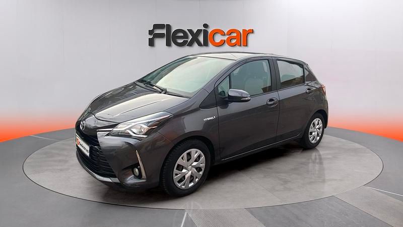 Usado Toyota Yaris Hybrid Active 100 CV (73 kW) 2019 Gris Utilitario
