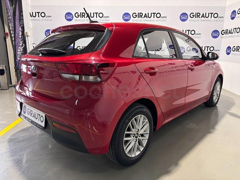 Usado Kia Rio 84 CV (61 kW) 2021 Rojo Berlina
