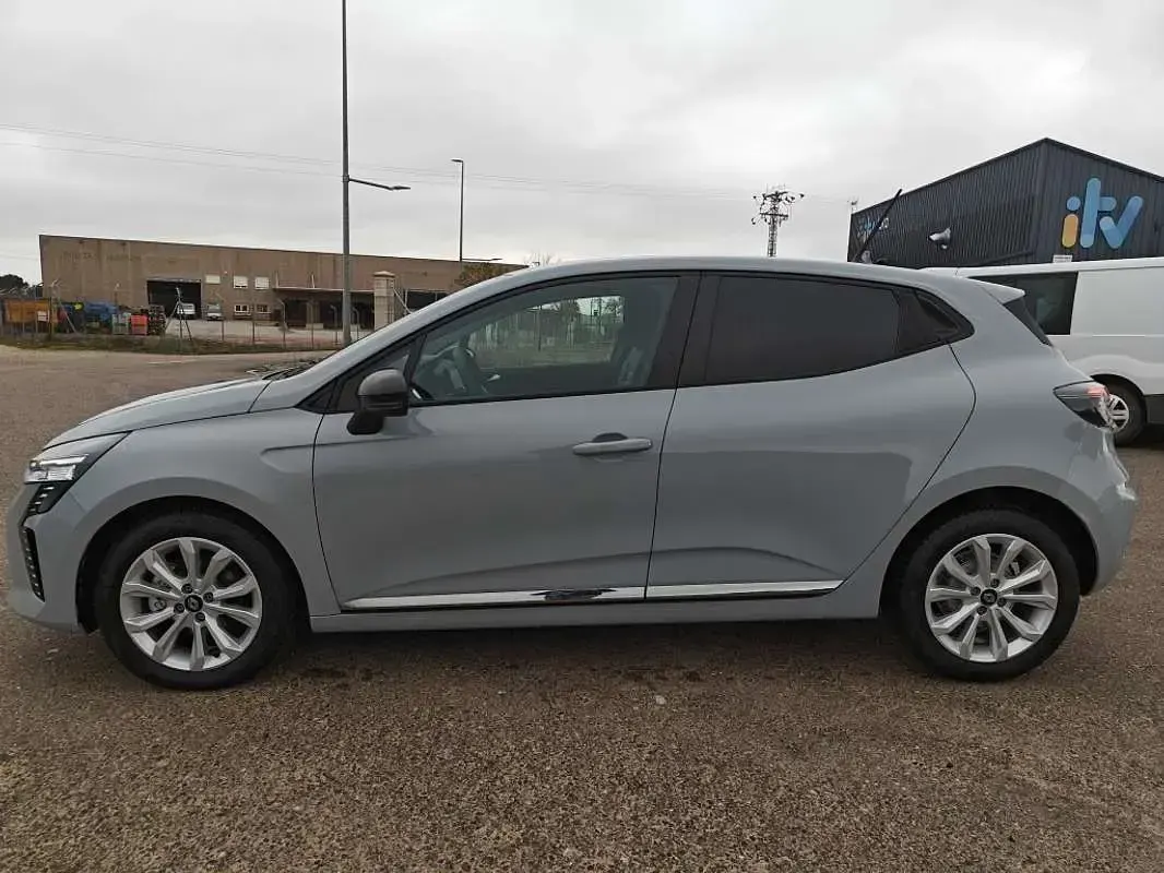 Usado Renault Clio Evolution 101 CV (74 kW) 2025 Gris Utilitario