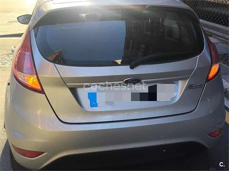 Usado Ford Fiesta Trend 82 CV (60 kW) 2016 Gris / plata Berlina