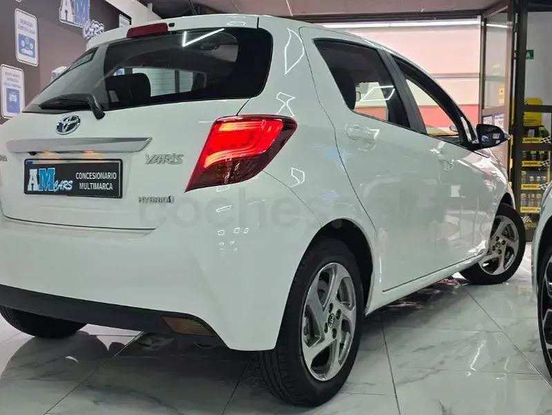 Usado Toyota Yaris Hybrid Active 100 CV (73 kW) 2020 Blanco Berlina