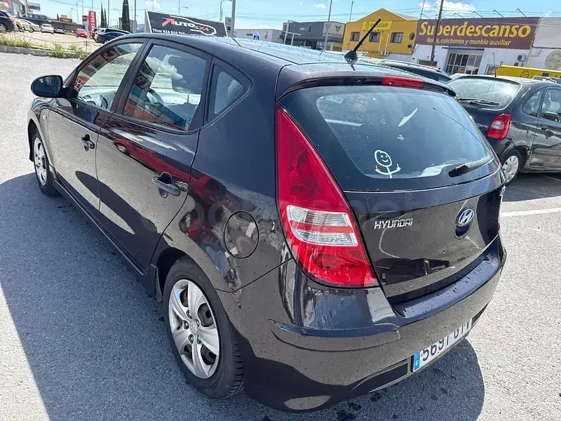 Usado Hyundai i30 Comfort 109 CV (80 kW) 2010 Marrón Berlina