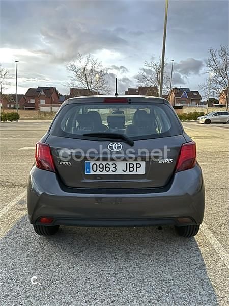 Usado Toyota Yaris Active 69 CV (50 kW) 2014 Gris / plata Utilitario
