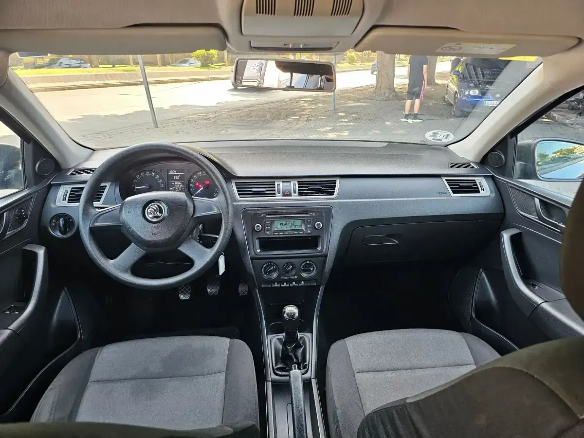 Usado Skoda Rapid Elegance 90 CV (66 kW) 2015 Gris Utilitario