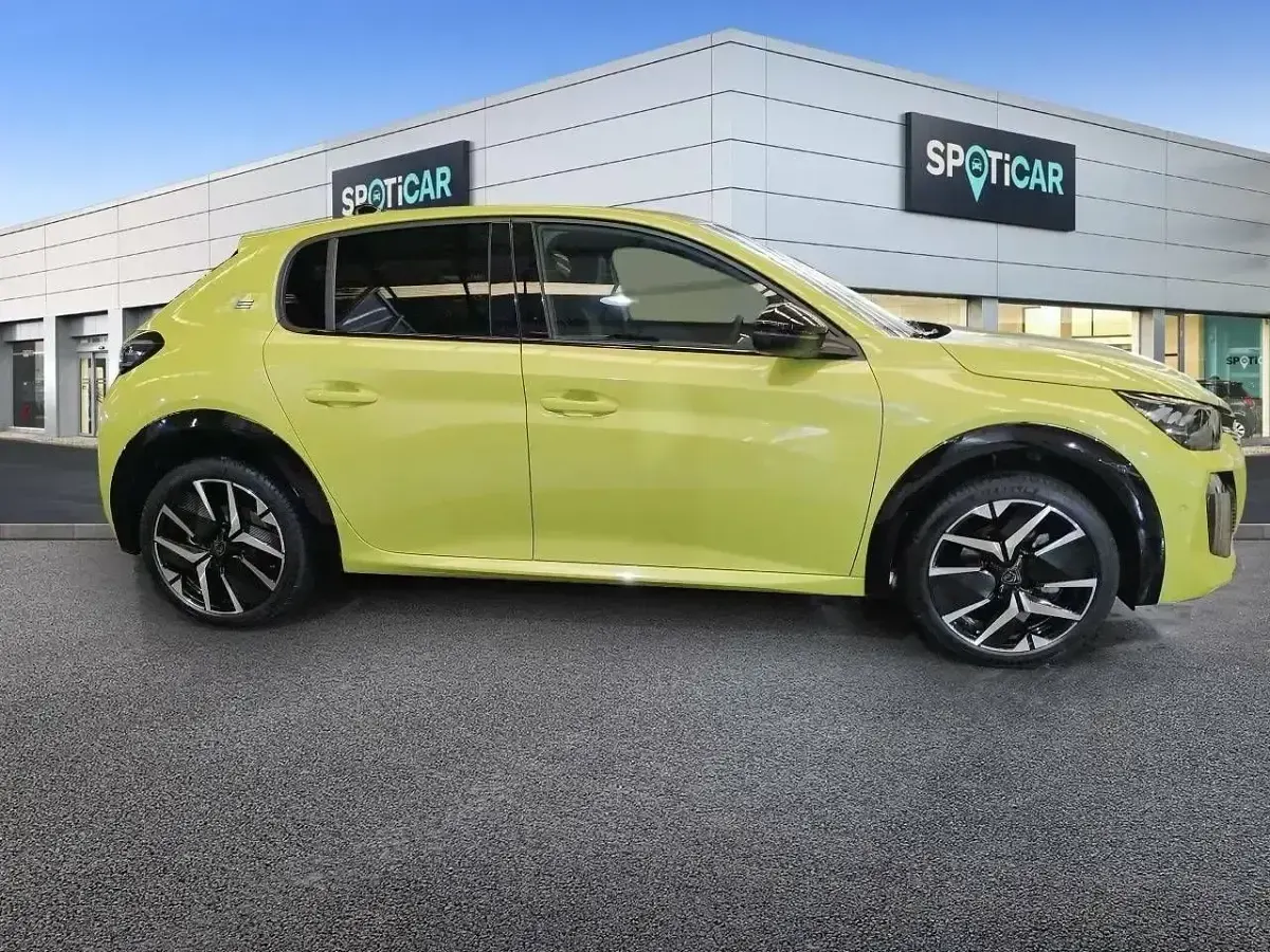 Usado Peugeot e-208 GT 114 kW (156 CV) 2024 Amarillo Utilitario