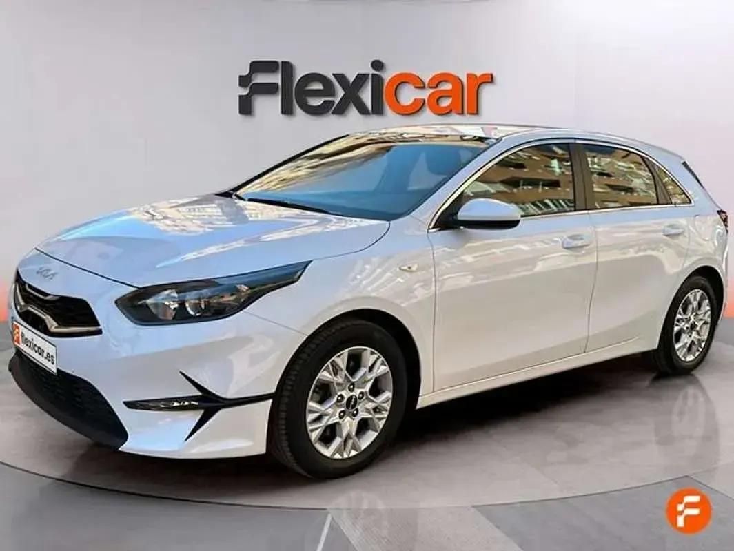 Używany Kia Ceed 101 KM (74 kW) 2022 Biały Hatchback