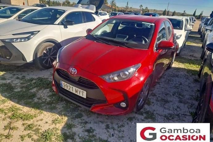Usado Toyota Yaris Hybrid Active 116 CV (85 kW) 2025 Rojo Utilitario
