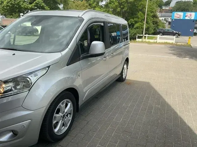 Usado Ford Grand Tourneo Connect Titanium 120 CV (88 kW) 2015 Gris plata Monovolumen