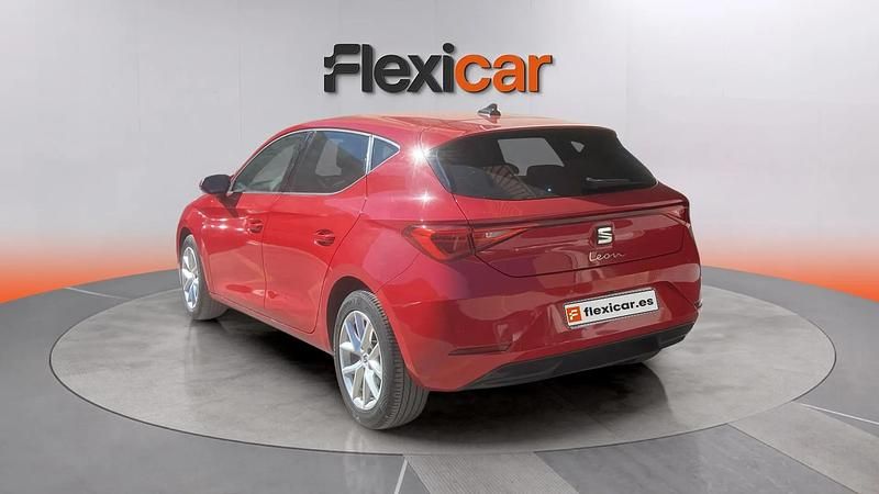 Käytetty Seat Leon Style 110 HP (80 kW) 2021 Punainen Sedan