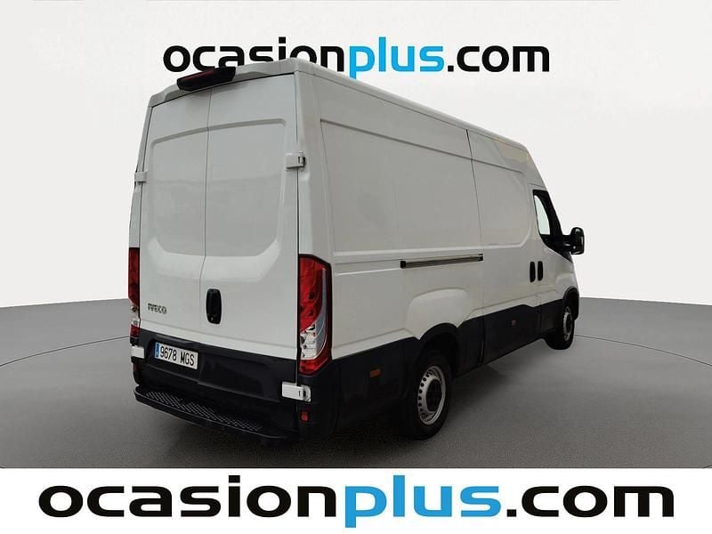 Usado Iveco Daily 156 CV (114 kW) 2023 Blanco Familiar