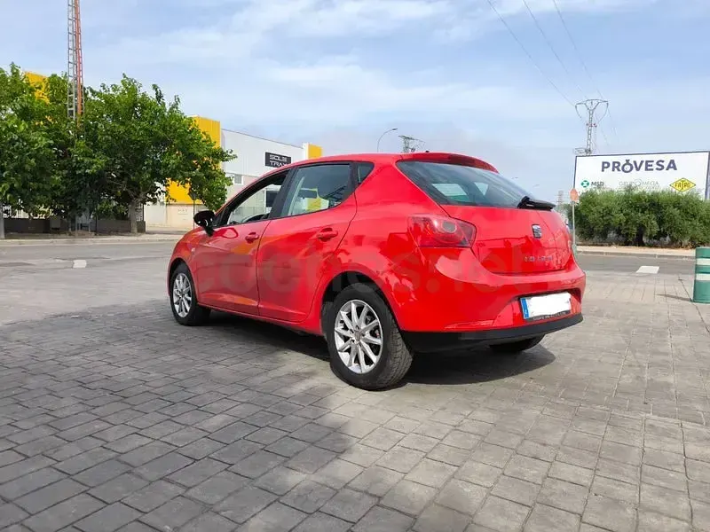 Usado Seat Ibiza Style 105 CV (77 kW) 2012 Rojo Berlina