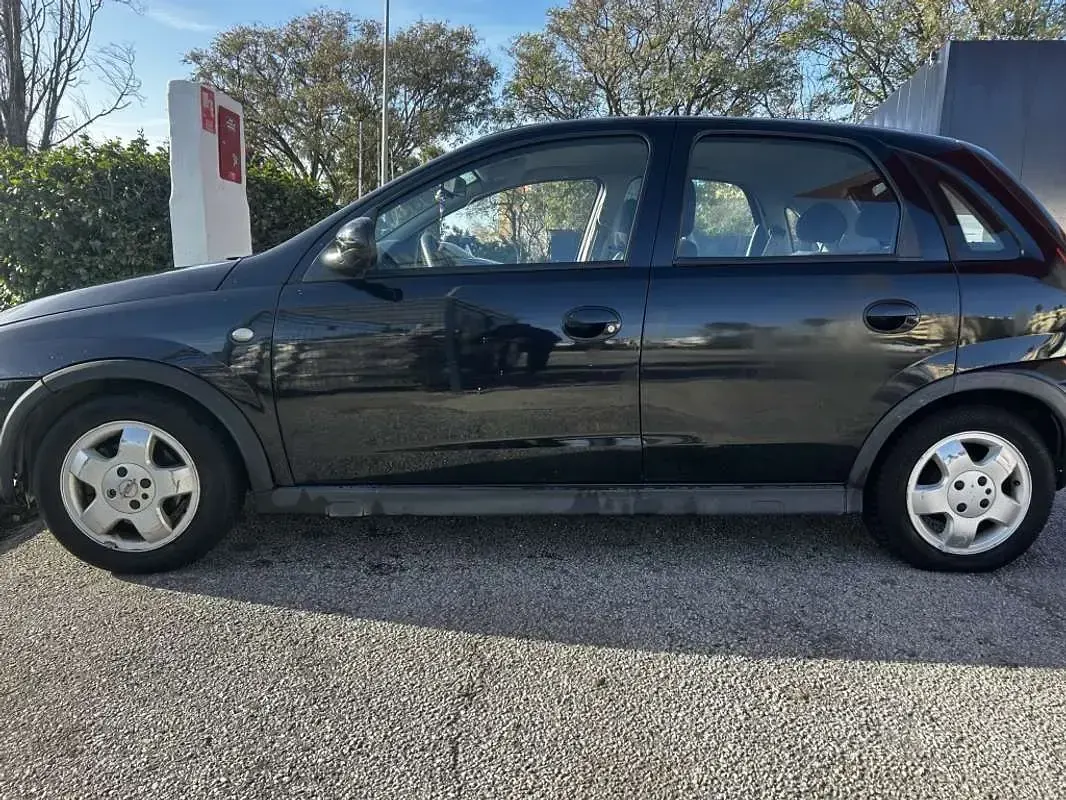Usado Opel Corsa Enjoy 69 CV (50 kW) 2005 Negro Utilitario