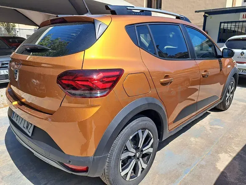 Usado Dacia Sandero Comfort 101 CV (74 kW) 2021 Naranja Berlina