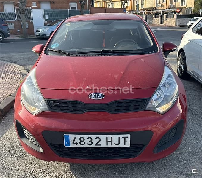 Usado Kia Rio 85 CV (62 kW) 2013 Rojo Berlina
