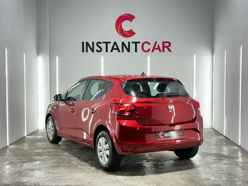 Usado Dacia Sandero Acces 67 CV (49 kW) 2022 Granate Berlina