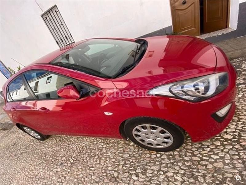 Usado Hyundai i30 90 CV (66 kW) 2014 Rojo Berlina