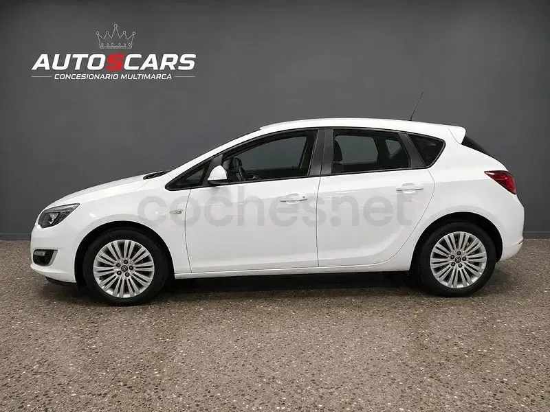 Usado Opel Astra Selective 115 CV (84 kW) 2013 Blanco Berlina