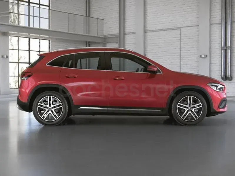 Usado Mercedes GLA180 Progressive 136 CV (100 kW) 2022 Patagonia red  metallic paint SUV
