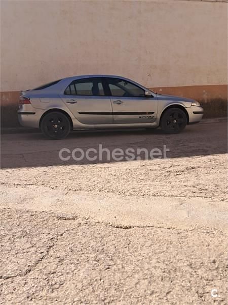 Usado Renault Laguna II Expression 110 CV (80 kW) 2001 Gris / plata Berlina