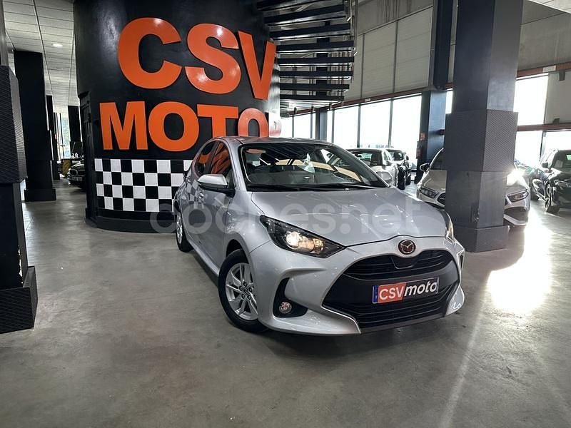 Usado Toyota Yaris Hybrid Active 116 CV (85 kW) 2023 Gris / plata Berlina