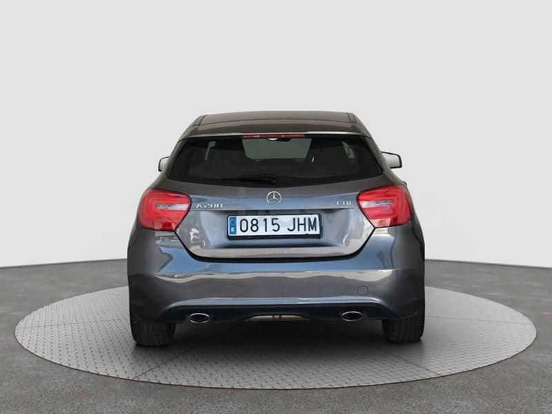 Usado Mercedes A200 Urban 136 CV (100 kW) 2015 Gris / plata Berlina