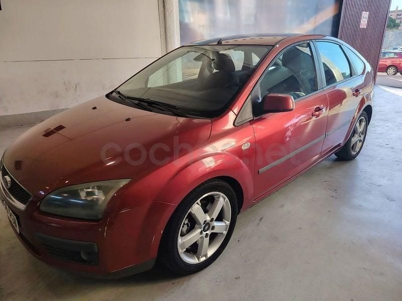Usado Ford Focus Ghia 115 CV (84 kW) 2006 Granate Berlina