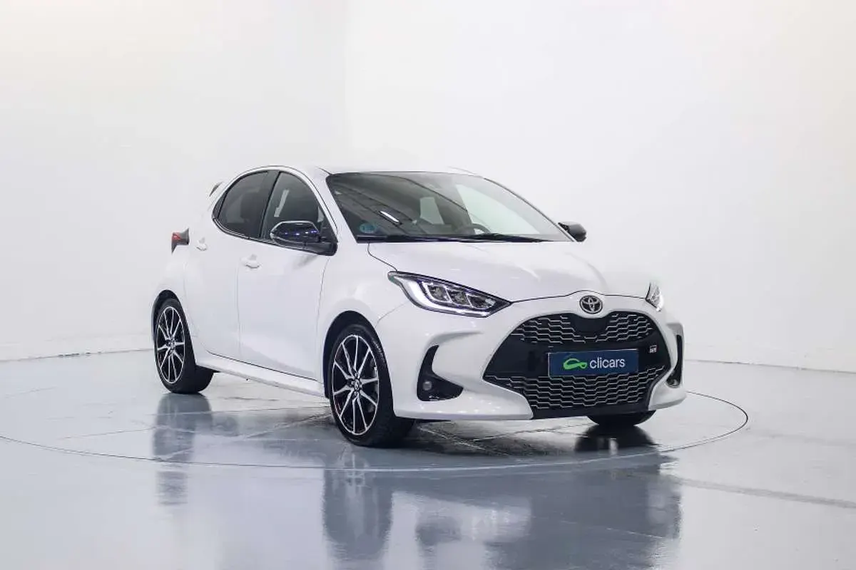 Usado Toyota Yaris Hybrid Sport 75 CV (55 kW) 2023 Blanco Berlina