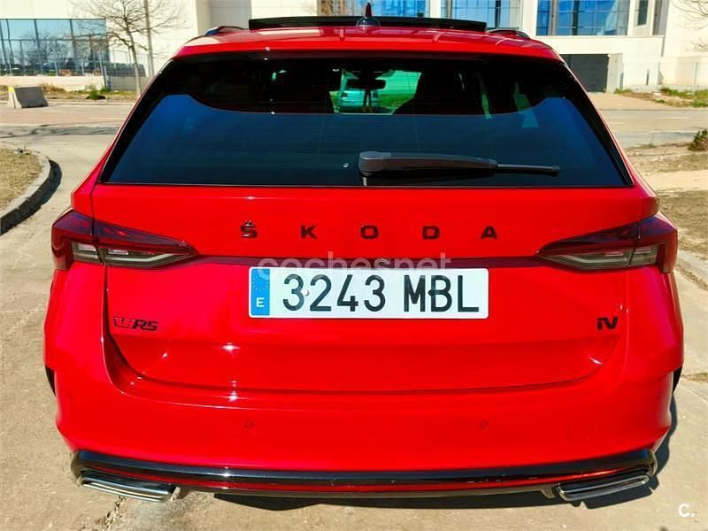 Usado Skoda Octavia RS 245 CV (180 kW) 2022 Rojo Familiar