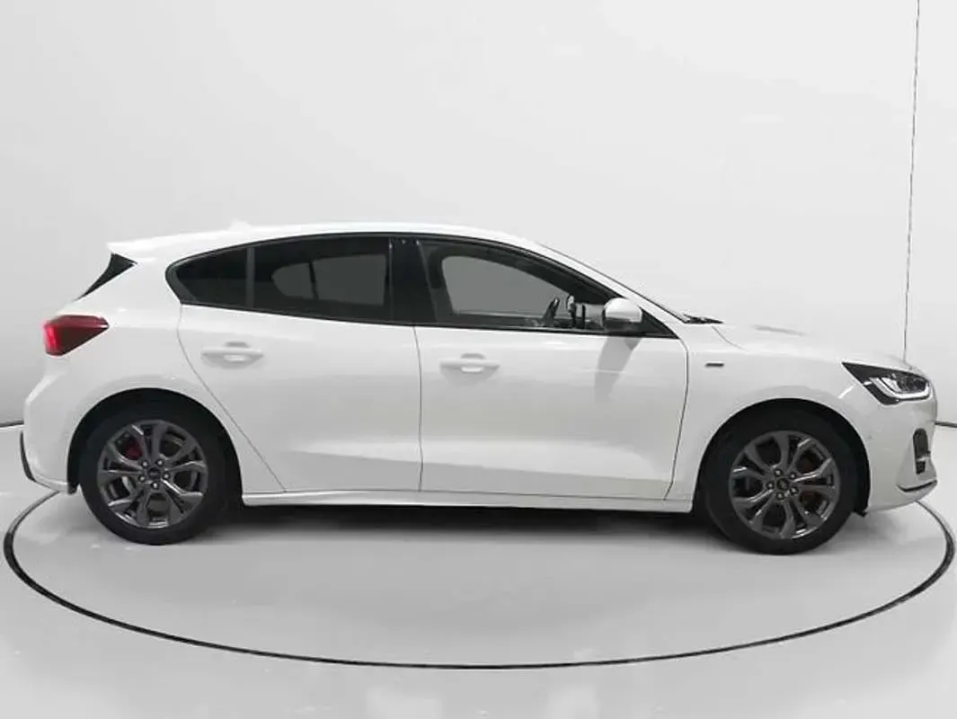 Usado Ford Focus ST-Line 125 CV (91 kW) 2022 Blanco Familiar