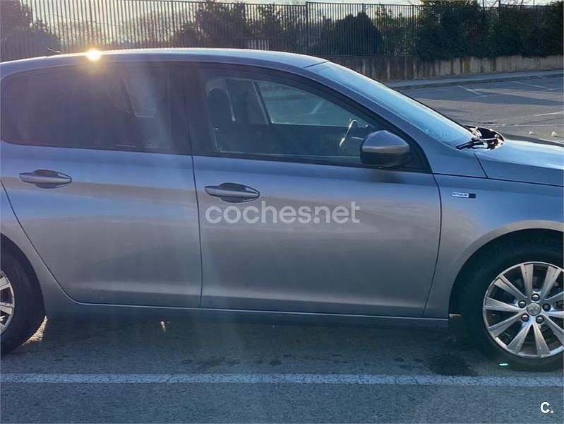 Usado Peugeot 308 Style 100 CV (73 kW) 2016 Gris / plata Berlina