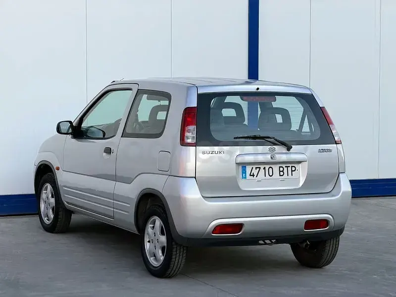 Usado Suzuki Ignis 83 CV (61 kW) 2002 Gris / plata Utilitario