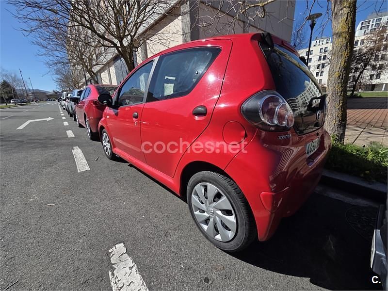 Usado Toyota Aygo City 68 CV (50 kW) 2012 Rojo Utilitario