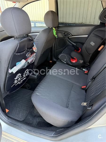 Usado Ford Focus Trend 100 CV (73 kW) 2003 Gris / plata Berlina