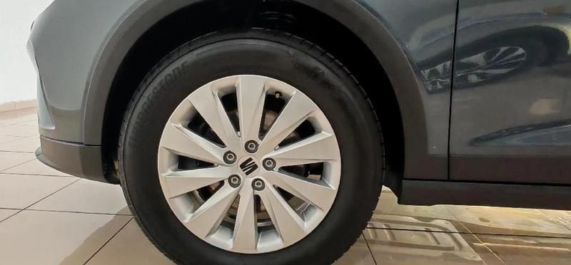 Usado Seat Arona Style 116 CV (85 kW) 2025 Gris magnetic + techo blanco SUV