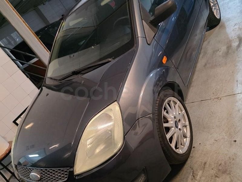 Usado Ford Fiesta Sport 90 CV (66 kW) 2005 Gris / plata Utilitario
