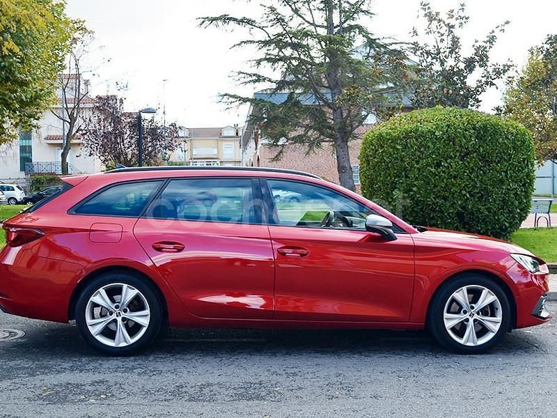 Usado Seat Leon FR 150 CV (110 kW) 2021 Granate Familiar